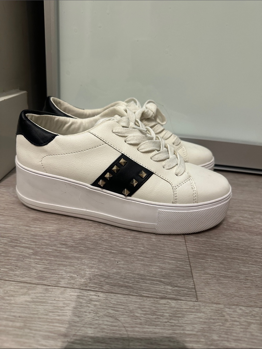 Steve Madden Platform Lace-Up Sneakers Preowned size 6